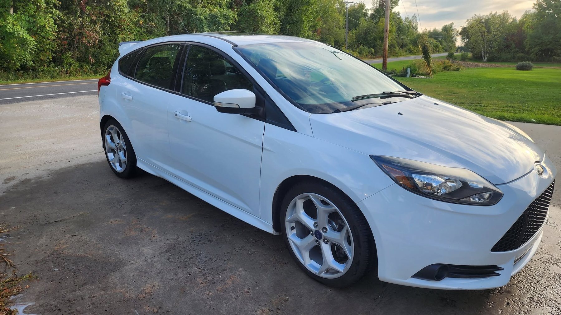Freshly detailed white Ford Focus ST